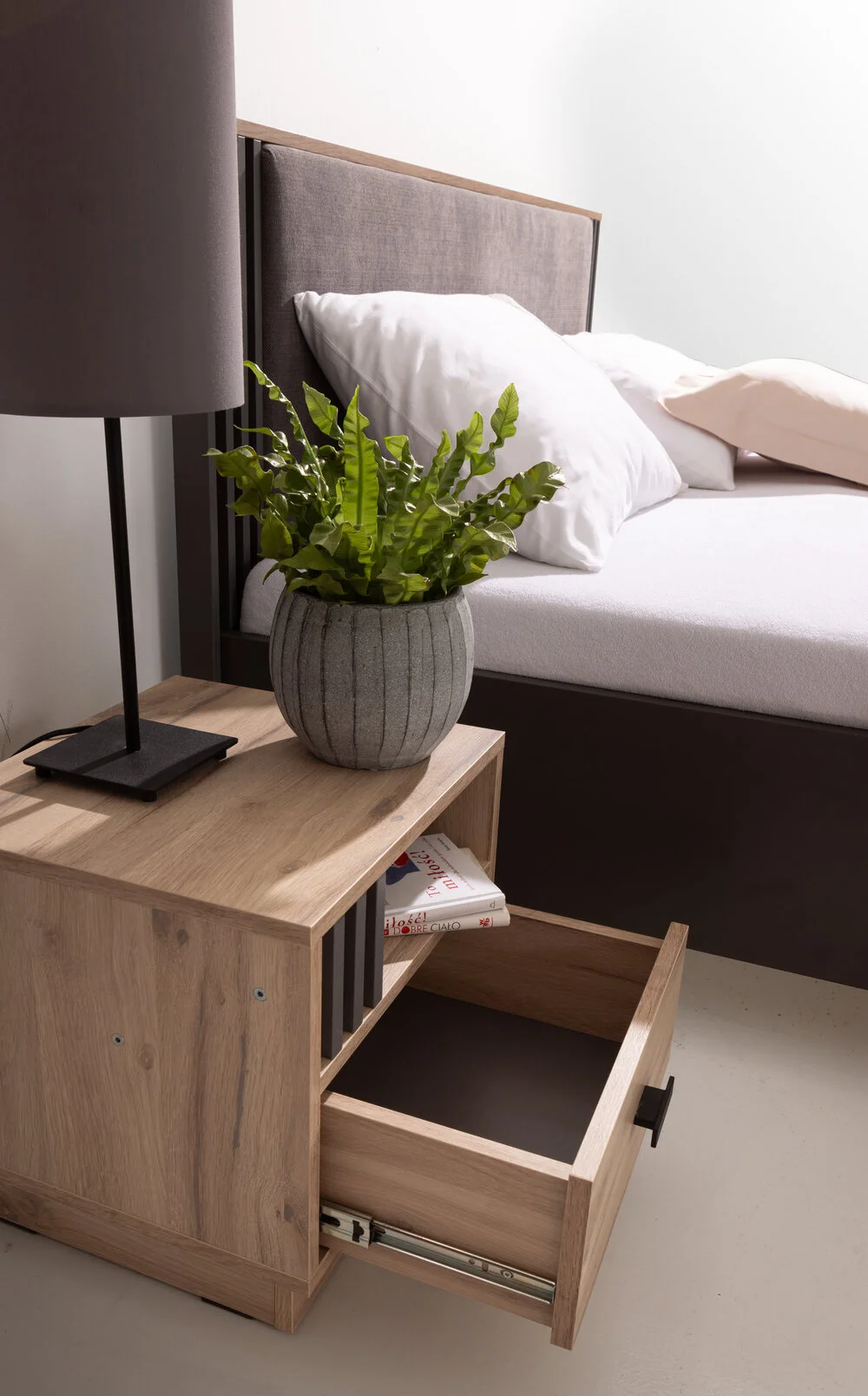 Szafka nocna ALLMO 40 cm – praktyczna szuflada i nowoczesny design Szafka nocna ALLMO 40 cm – praktyczna szuflada i nowoczesny design