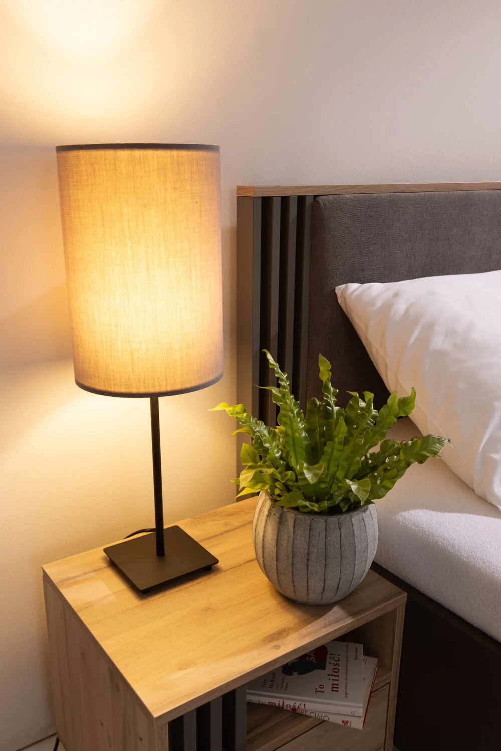 Szafka nocna ALLMO 40 cm – praktyczna szuflada i nowoczesny design Szafka nocna ALLMO 40 cm – praktyczna szuflada i nowoczesny design