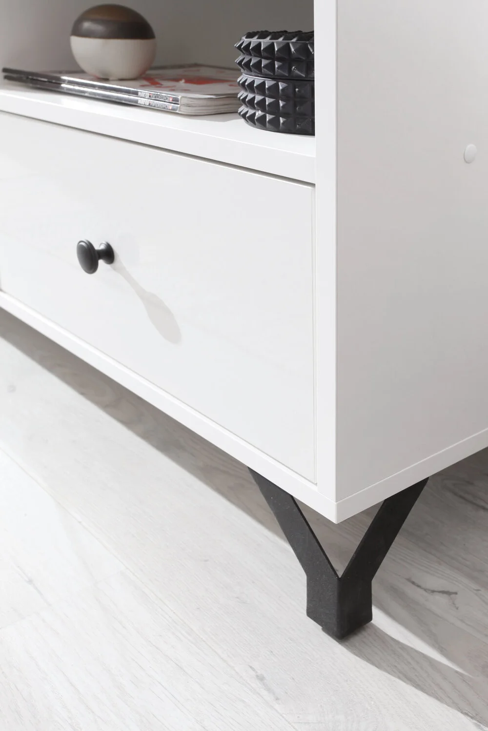 Przeszklona witryna Bergen 50 cm biała z półkami i LED – elegancka i funkcjonalna