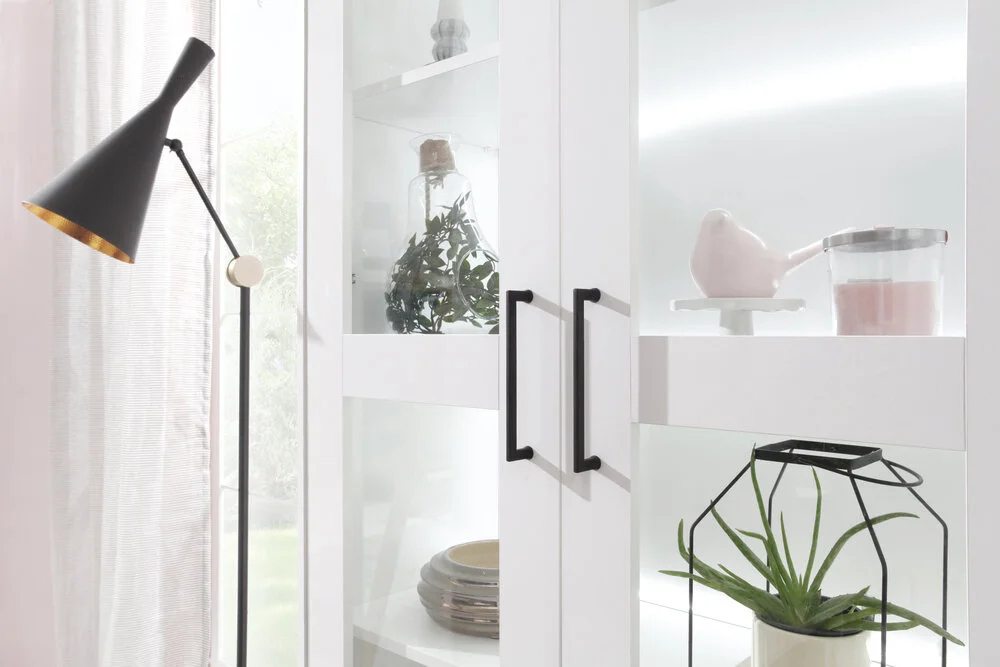 Przeszklona witryna Bergen 50 cm biała z półkami i LED – elegancka i funkcjonalna