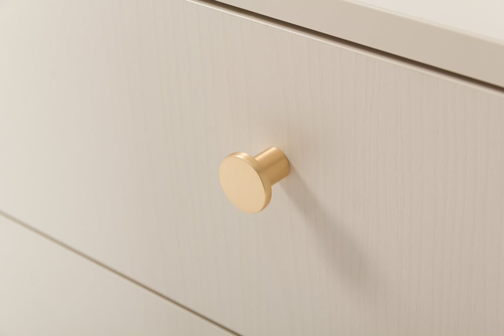 Mała Komoda GRANDE 103.5 cm – z 3 szufladami i półką, beż piaskowy Komody na nóżkach Desire Furniture