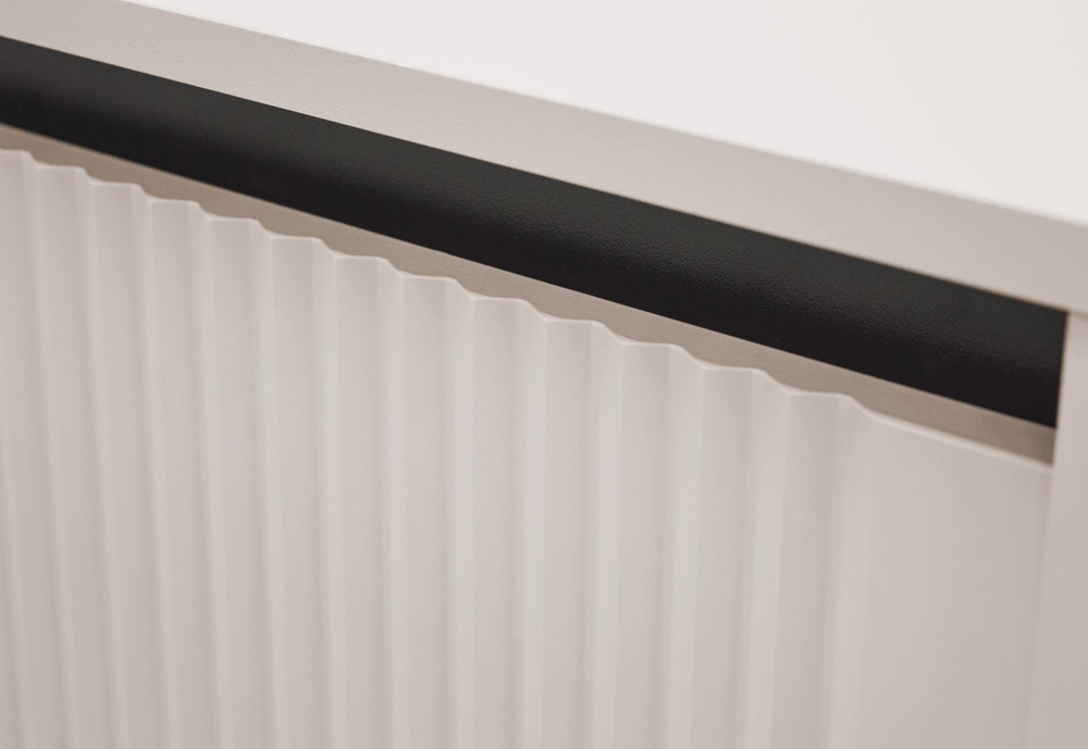 Pojemna trzydrzwiowa komoda OSAKA 149 cm do salonu, beż piaskowy Osaka Desire Furniture Pojemna trzydrzwiowa komoda OSAKA 149 cm do salonu, beż piaskowy Osaka Desire Furniture