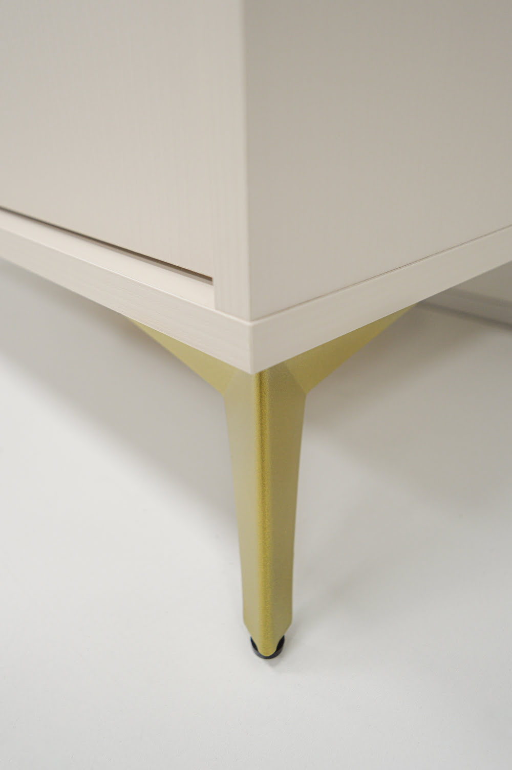 Duża komoda z szufladami TOKYO 124,5 cm, do salonu, beż piaskowy, nogi rozgwiazda Tokyo Desire Furniture