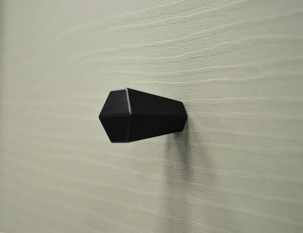 Mała szafka pod telewizor do salonu TOKYO 120 cm, eukaliptus, stelaż Szafki RTV Desire Furniture