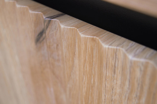 Witryna do salonu OSAKA 56 cm, wysoka i przeszklona, dąb evoke | Witryny z podświetleniem LED Desire Furniture