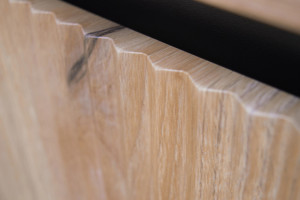 Witryna do salonu OSAKA 56 cm, wysoka i przeszklona, dąb evoke | Witryny z podświetleniem LED Desire Furniture