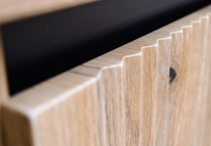 Witryna do salonu OSAKA 56 cm, wysoka i przeszklona, dąb evoke | Witryny z podświetleniem LED Desire Furniture