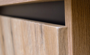 Witryna do salonu OSAKA 56 cm, wysoka i przeszklona, dąb evoke | Witryny z podświetleniem LED Desire Furniture