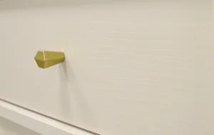 Wysoka witryna do salonu w stylu japońskim TOKYO 52 cm, beż piaskowy, nogi rozgwiazda | Witryny z podświetleniem LED Desire Furniture