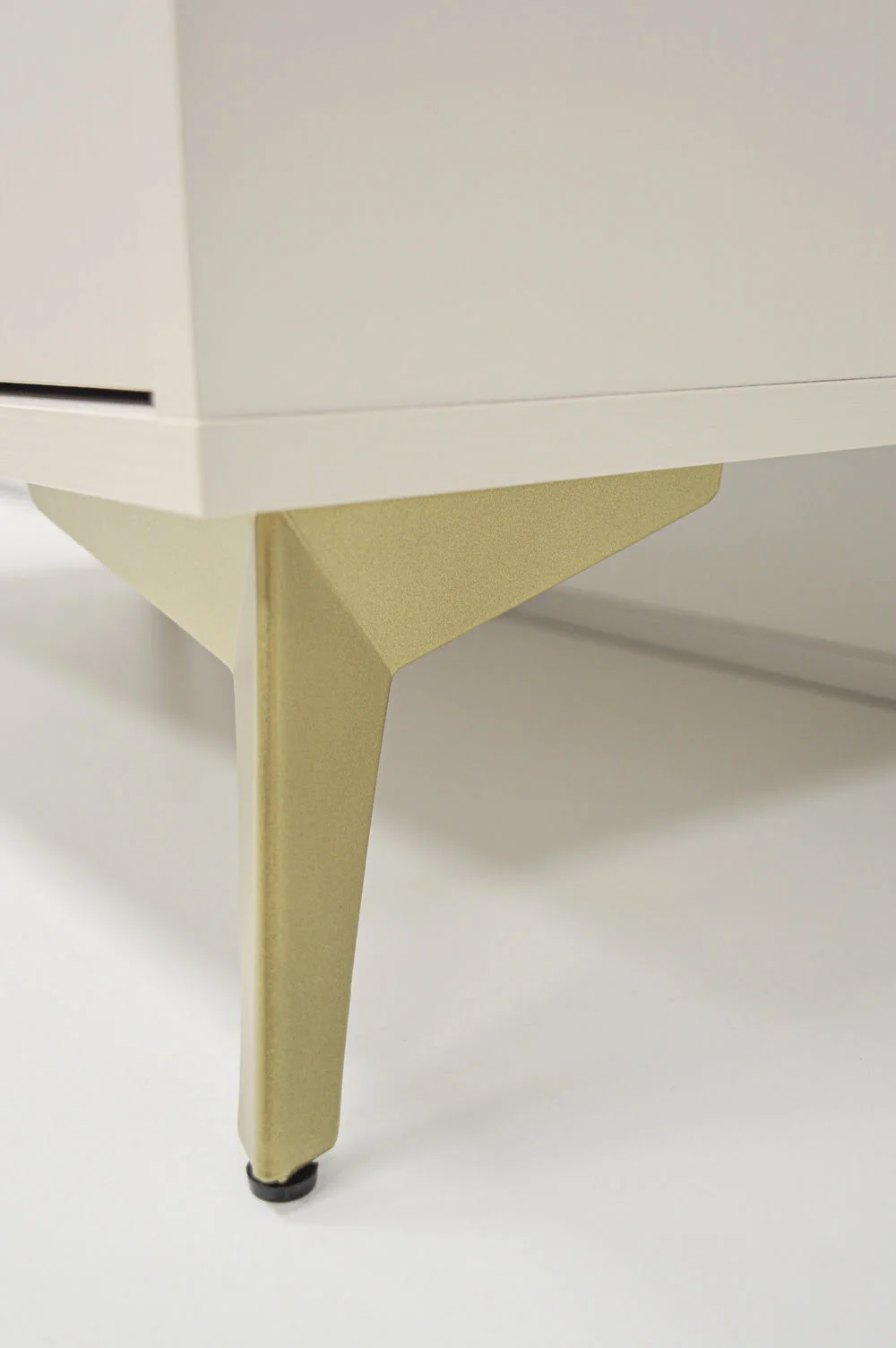 Wysoka witryna do salonu w stylu japońskim TOKYO 52 cm, beż piaskowy, nogi rozgwiazda | Witryny z podświetleniem LED Desire Furniture