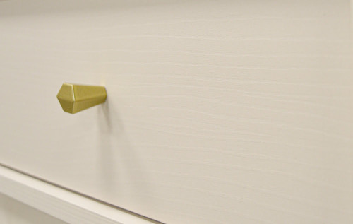 Mała dwudrzwiowa komoda do salonu i przedpokoju na złotych nóżkach TOKYO 84 cm, beż piaskowy, nogi rozgwiazda | Komody z drzwiami Desire Furniture