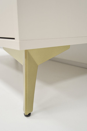 Mała dwudrzwiowa komoda do salonu i przedpokoju na złotych nóżkach TOKYO 84 cm, beż piaskowy, nogi rozgwiazda | Komody z drzwiami Desire Furniture