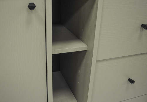 Mała komoda z szufladami w stylu nowoczesnym TOKYO 100 cm, eukaliptus, nogi proste | Komody z szufladami Desire Furniture