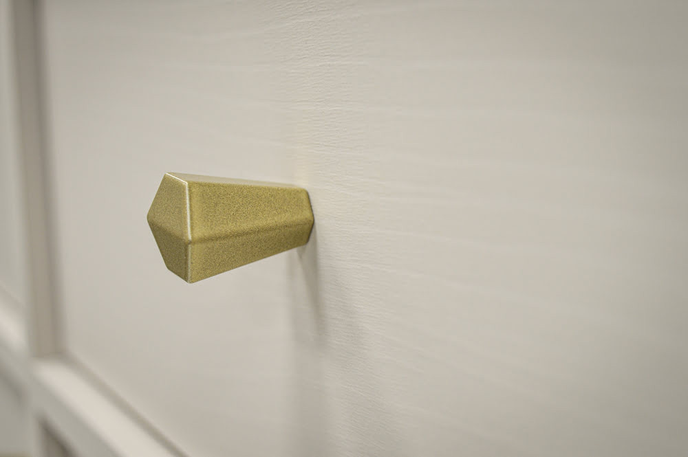 Mała komoda z szufladami w stylu nowoczesnym TOKYO 100 cm, beż piaskowy, stelaż | Komody z szufladami Desire Furniture