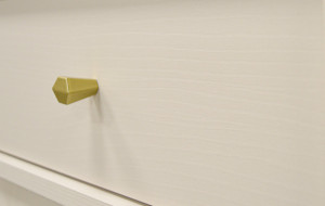 Duża komoda z szufladami TOKYO 124,5 cm, do salonu, beż piaskowy, nogi proste | Komody z drzwiami Desire Furniture