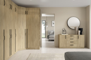 Uchylna trzydrzwiowa szafa z metalowymi uchwytami i szufladami 150 cm BRAGA - dąb cremona | Szafy trzydrzwiowe Desire Furniture