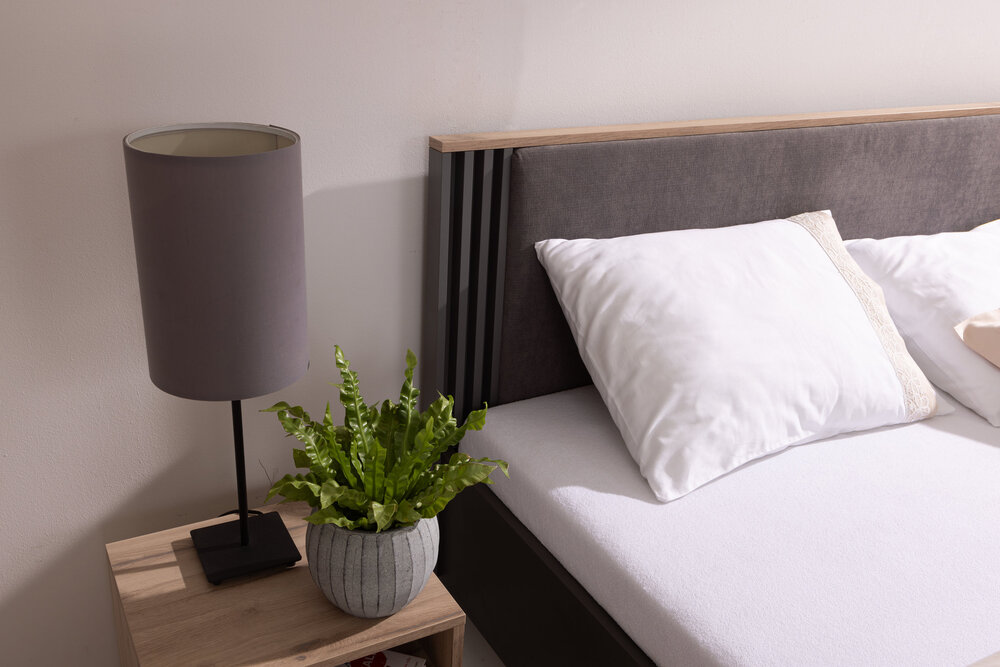 Komody, regały i szafy z kolekcji Allmo w nowoczesnym salonie