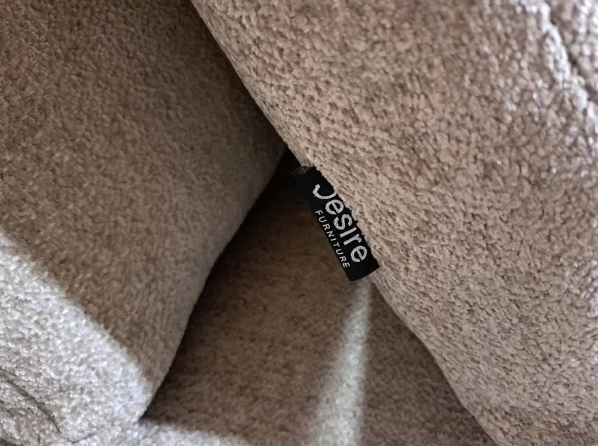 Detale wykończenia mebli tapicerowanych – co sprawia, że sofa wygląda naprawdę luksusowo?